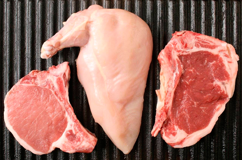 Снижение оптовых цен на свинину и мясо птицы в России пока не сказалось на рознице