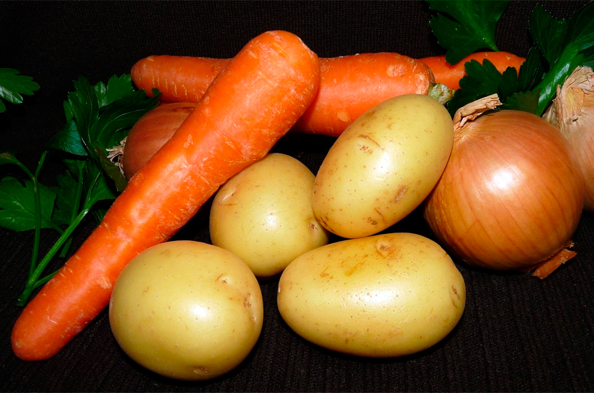 Лук, морковь и картофель лидировали по росту цен на овощном рынке России с 7 по 13 мая